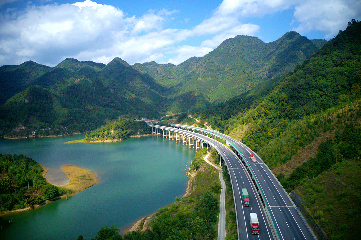 广西梧州至柳州高速公路.jpg